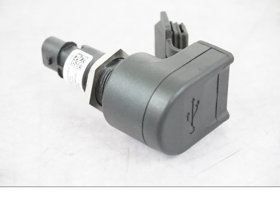 Baksidan på USB-uttag från en BMW R 1250 GSA -2021 motorcykel.