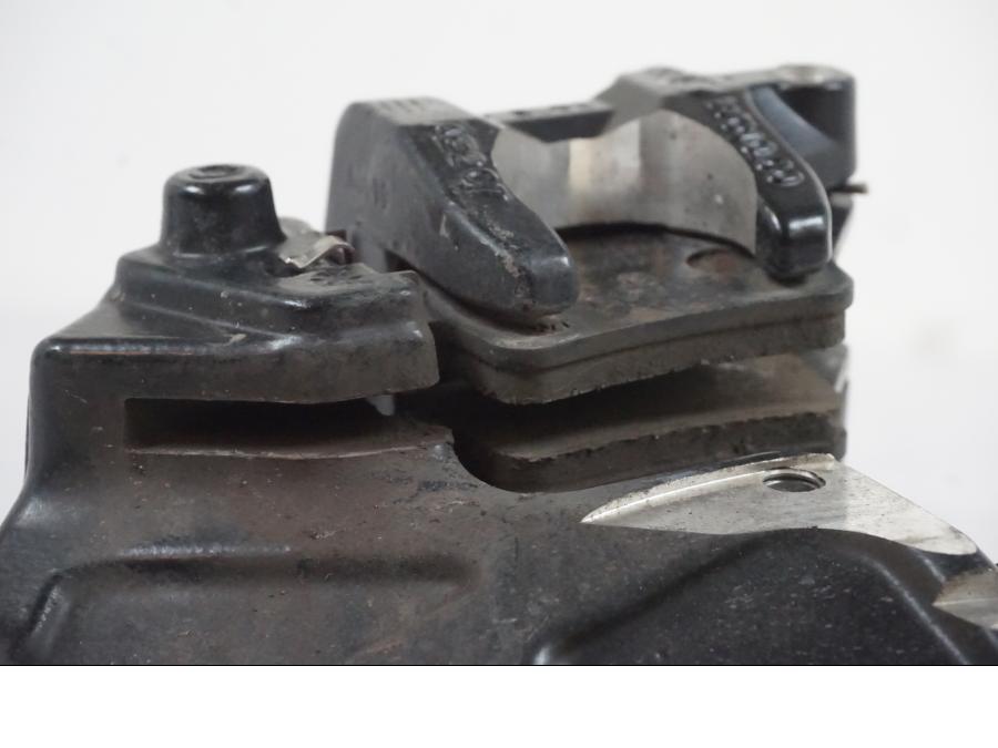 Snett nerifrån på Bromsok från en KTM 390 Adventure -2021 motorcykel.