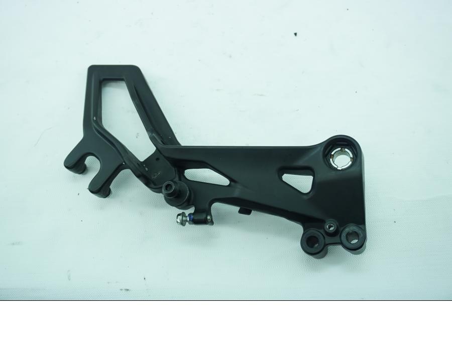 Framsidan på Fotpinnefäste från en KTM RC 390 -2019 motorcykel.