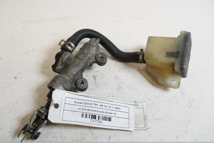 Framsidan på <p>Bromshuvudcylinder bak från Suzuki GSX-R 750 1998.</p>

<p>Ink behållare.</p> motorcykel.