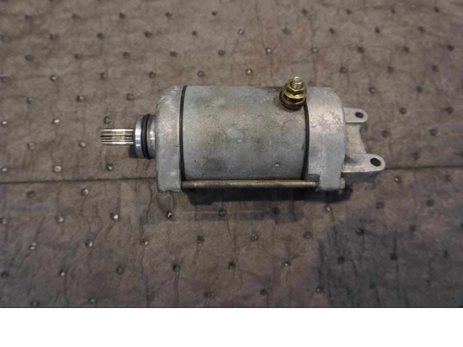 Framsidan på Startmotor från en Honda CBR 900 RR -1999 motorcykel.