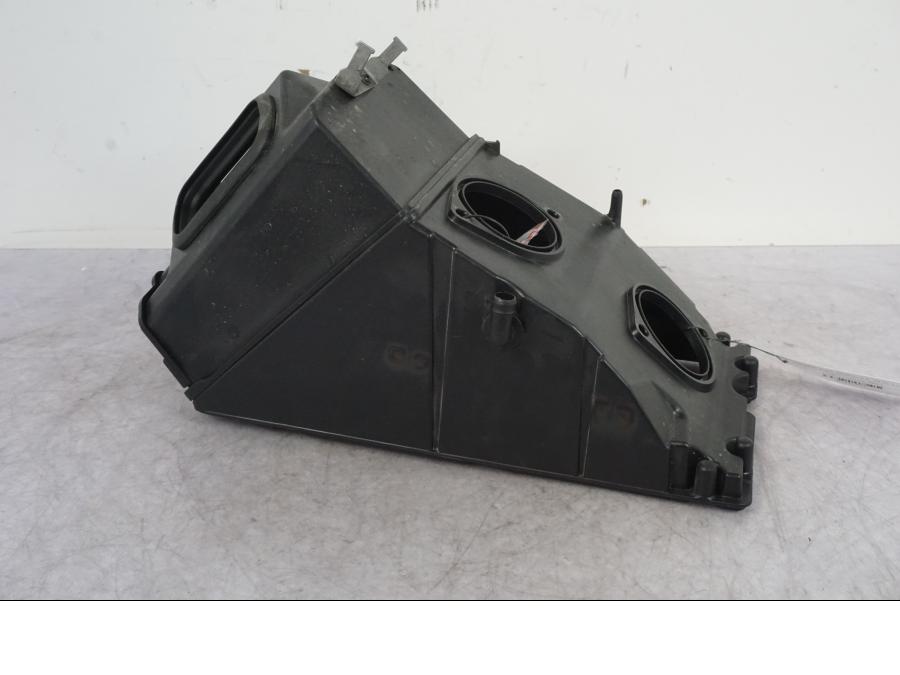 Framsidan på Luftburk från en KTM 1290 Super Adventure S -2022 motorcykel.