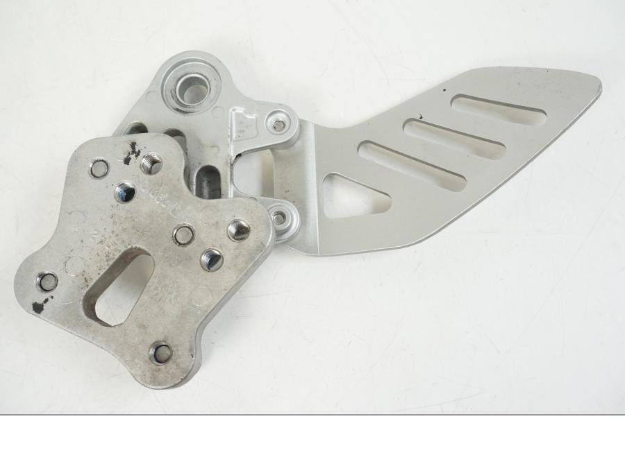 Snett nerifrån på Fotpinnefäste inre från en Suzuki GSX-R 1000 -2007 motorcykel.