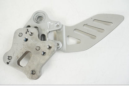 Snett nerifrån på Fotpinnefäste inre från en Suzuki GSX-R 1000 -2007 motorcykel.