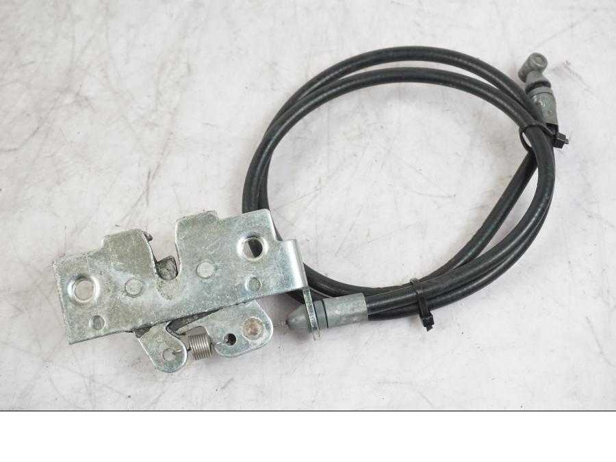 Snett uppifrån på Sadellåsmekanism från en Buell 1125 R -2008 motorcykel.