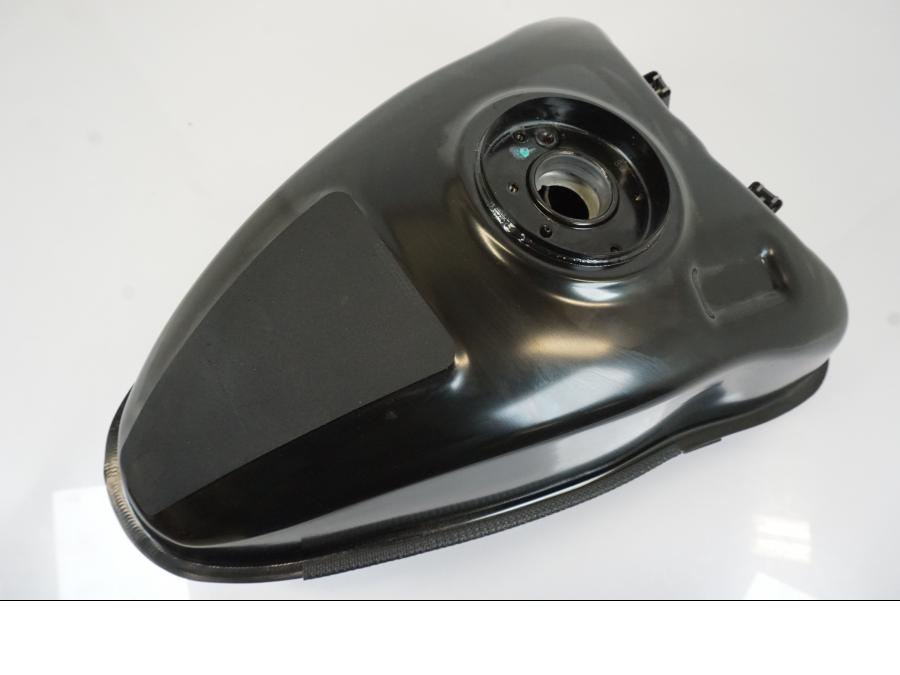 Framsidan på Bensintank från en Triumph Trident -2021 motorcykel.