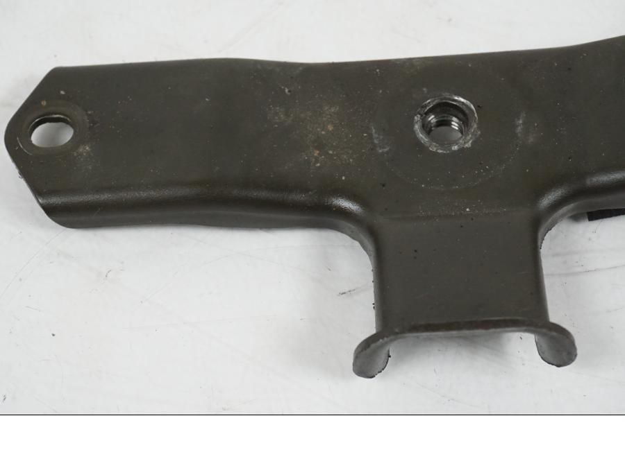 Baksidan på Sadelfäste från en Kawasaki Z 750 -2006 motorcykel.