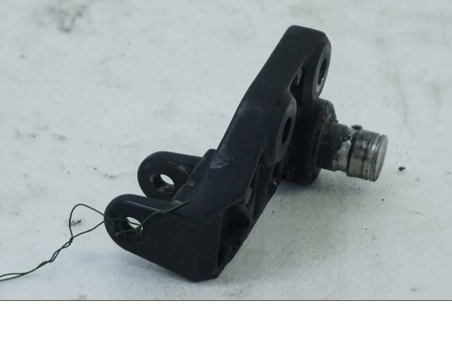 Baksidan på Fotpinnefäste från en Suzuki DL 1000 -2016 motorcykel.