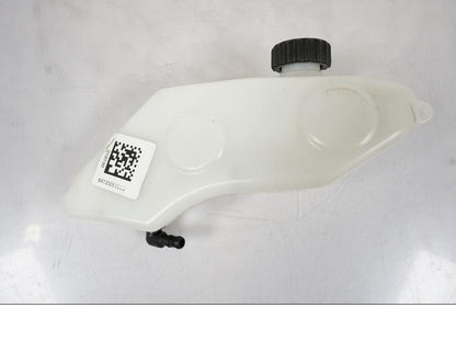 Höger sida på Vattenexpansionskärl från en KTM 790 Duke -2019 motorcykel.