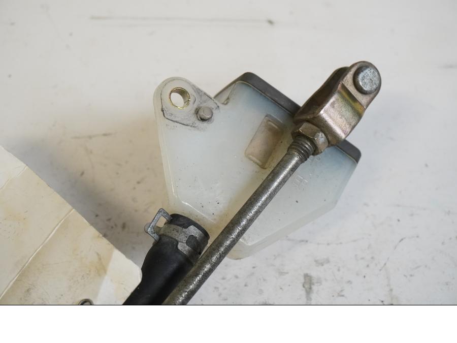 Baksidan på Bromshuvudcylinder från en Suzuki DL 1000 -2004 motorcykel.