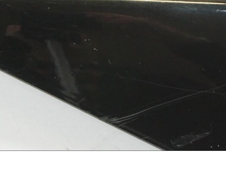 Höger sida på Sidopanel från en Ducati Hypermotard -2020 motorcykel.