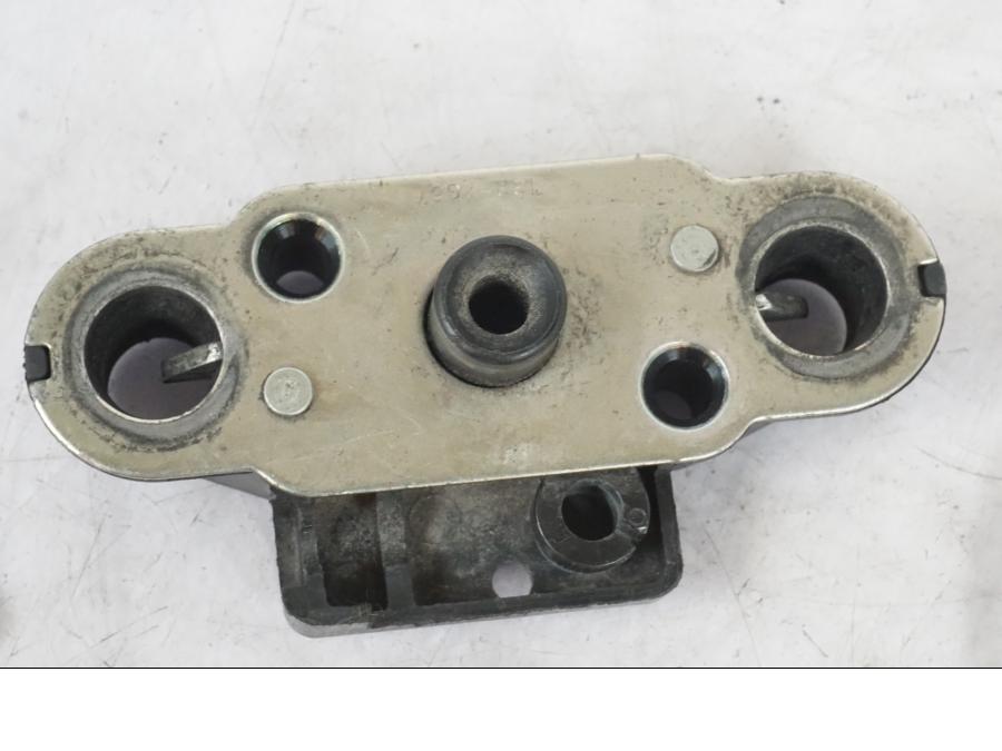 Vänster sida på Sadellåsmekanism från en Suzuki GSX-R 750 -2007 motorcykel.