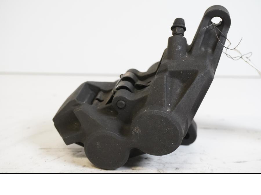 Baksidan på Bromsok från en Yamaha FZ-S 600 -1998 motorcykel.