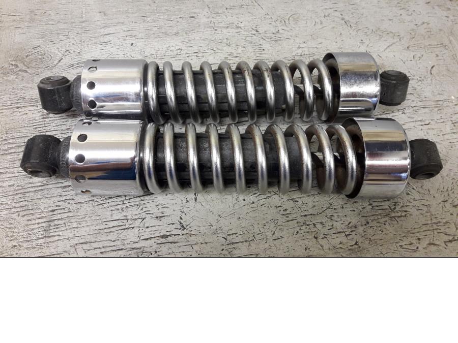 Framsidan på Stötdämpare från en H-D Dyna Street Bob FXDB/I -2015 motorcykel.