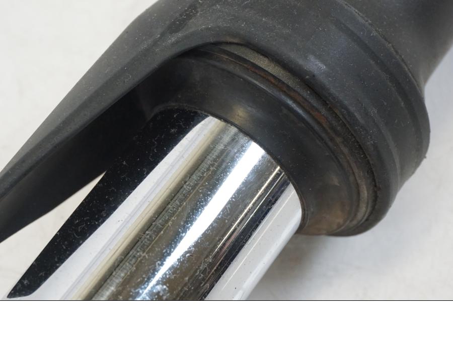 Snett uppifrån på Gaffelben från en Yamaha XSR 700 -2016 motorcykel.