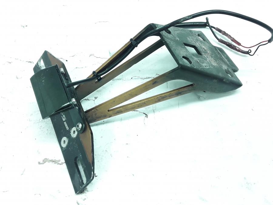 Framsidan på Skylthållare från en Suzuki GSX-S 1000 -2018 motorcykel.