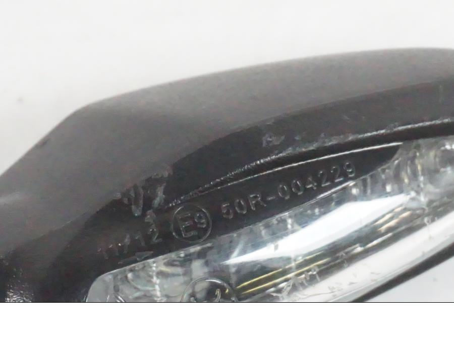 Snett uppifrån på Blinkers LED från en KTM 390 Adventure -2021 motorcykel.