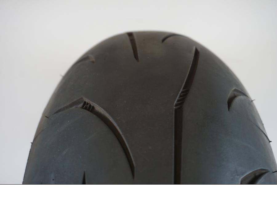 Snett uppifrån på <p>Begagnad däck av märket - och modell Sportforce  .</p>

<p>Dimension 190/50-17. 73W</p>

<p>Mönsterdjup ca.4,5mm</p>

<p>Tillv. 29/2021</p> moped.