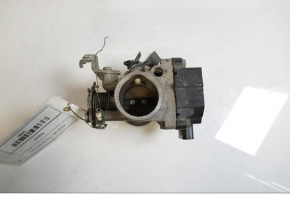 Framsidan på Spjällhus från en Honda CBR 125 R -2008 motorcykel.