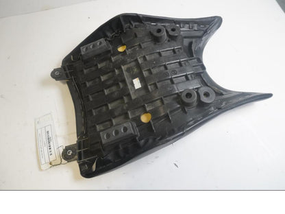 Höger sida på Sadel från en Honda CBR 125 R -2011 motorcykel.