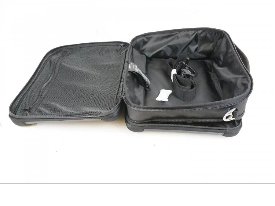 Snett uppifrån på Sidoväska från en BMW R 1200 GS -2013 motorcykel.