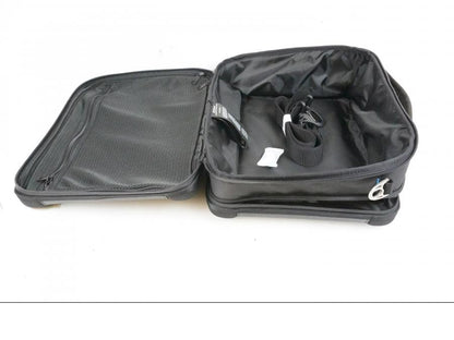 Snett uppifrån på Sidoväska från en BMW R 1200 GS -2013 motorcykel.