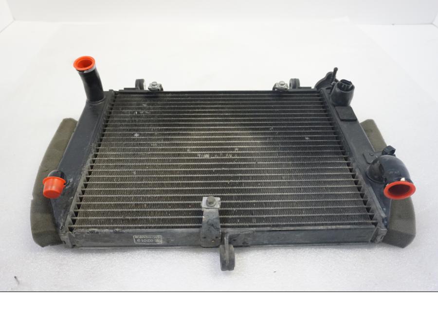 Framsidan på Vattenkyl från en Yamaha YZF R6 -1999 motorcykel.