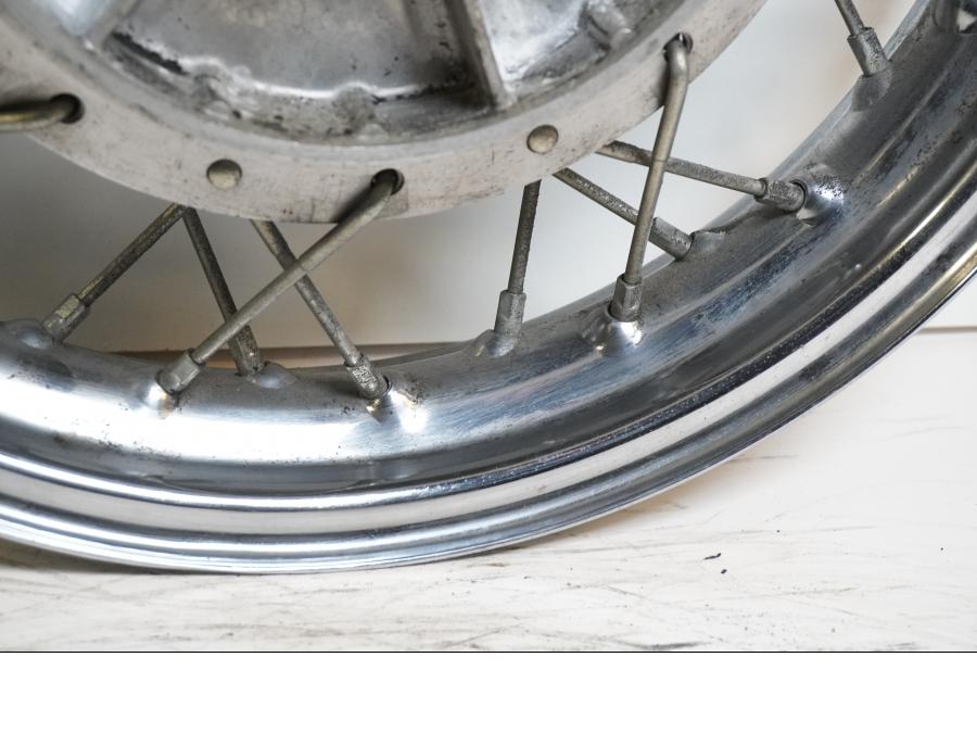 Höger sida på Fälg från en Suzuki LS 650 -1998 motorcykel.