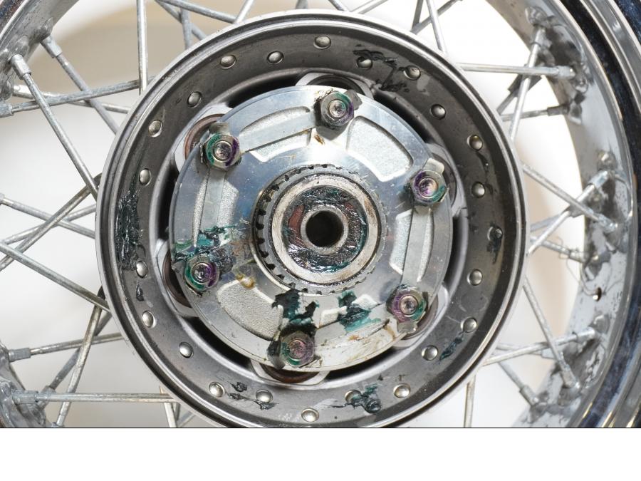 Extrabild2 på Fälg från en Yamaha XVS 1100 -2001 motorcykel.