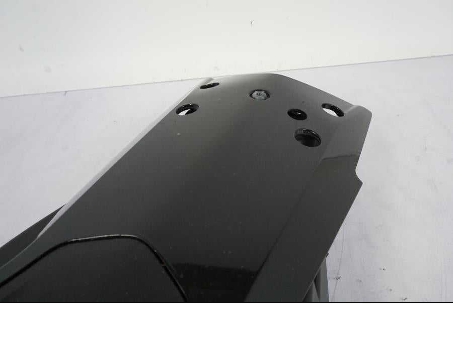 Snett uppifrån på Undertail från en KTM 1290 Super Duke -2019 motorcykel.