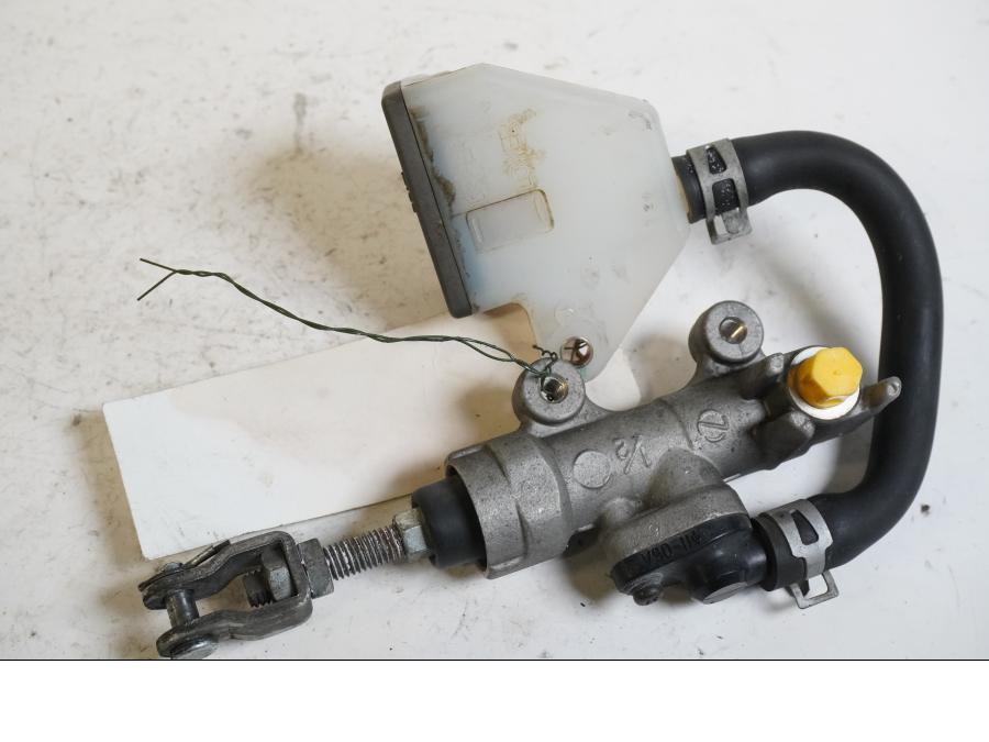 Höger sida på Bromshuvudcylinder från en Suzuki GSX 1300 R -2000 motorcykel.