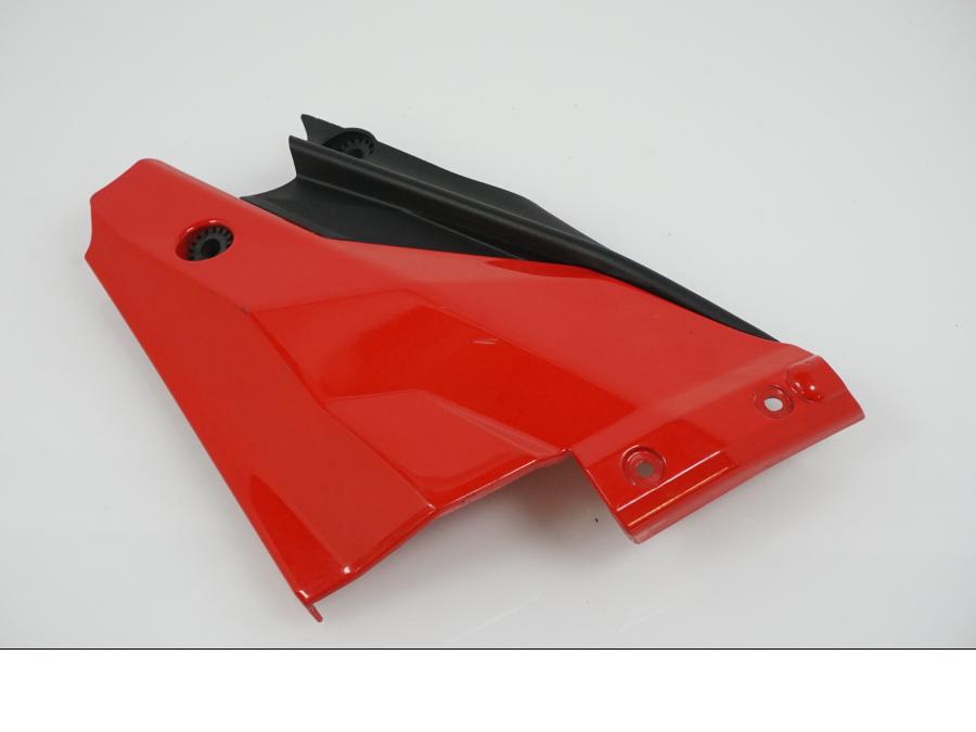 Vänster sida på Kylarvinge från en Ducati Streetfighter 1098 -2010 motorcykel.