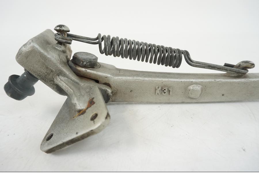 Snett nerifrån på Sidostöd från en Kawasaki ZZR 1100 -1994 motorcykel.