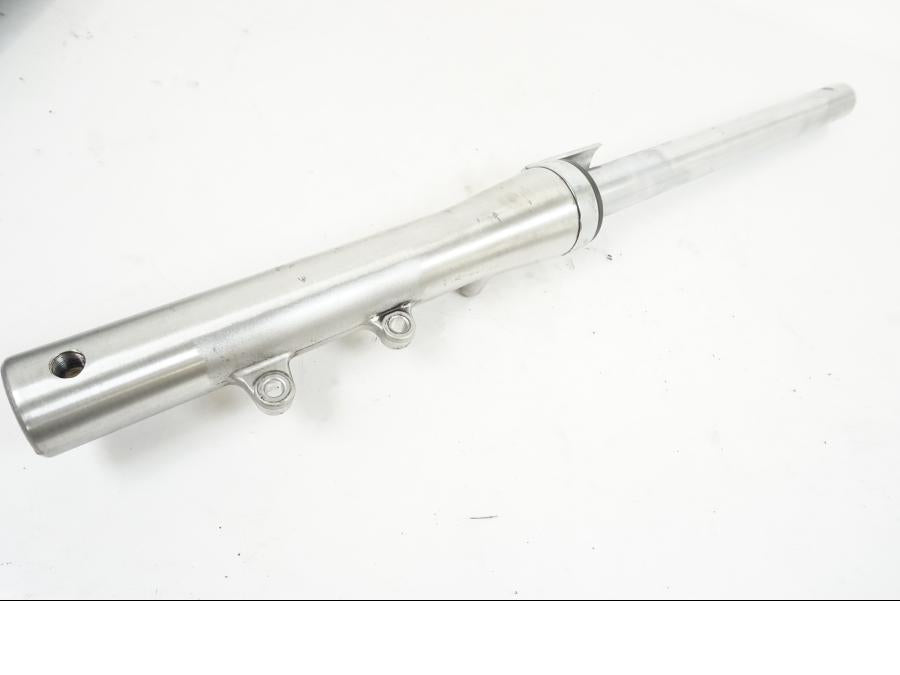 Framsidan på Gaffelben från en Yamaha XVS 1100 -2004 motorcykel.