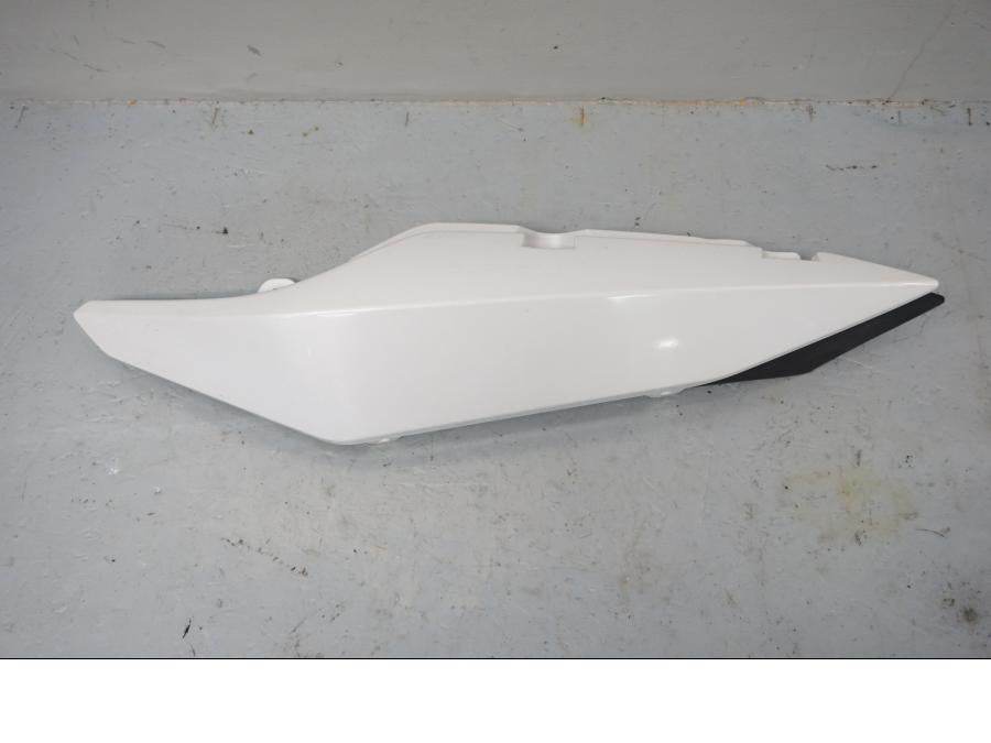 Framsidan på Bakvinge från en Yamaha XJ 6 -2011 motorcykel.