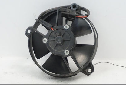 Baksidan på Vattenkylfläkt från en Aprilia RSV 1000 -2010 motorcykel.