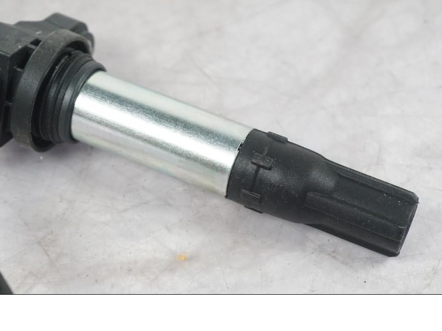 Snett uppifrån på Tändspole från en KTM 1290 Super Duke R -2022 motorcykel.