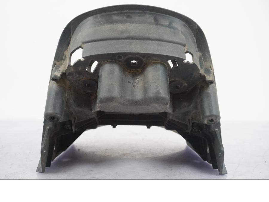 Snett nerifrån på Skylthållare från en Yamaha XVS 1100 -2000 motorcykel.