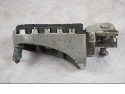 Snett nerifrån på Fotpinne från en Triumph Tiger -2009 motorcykel.