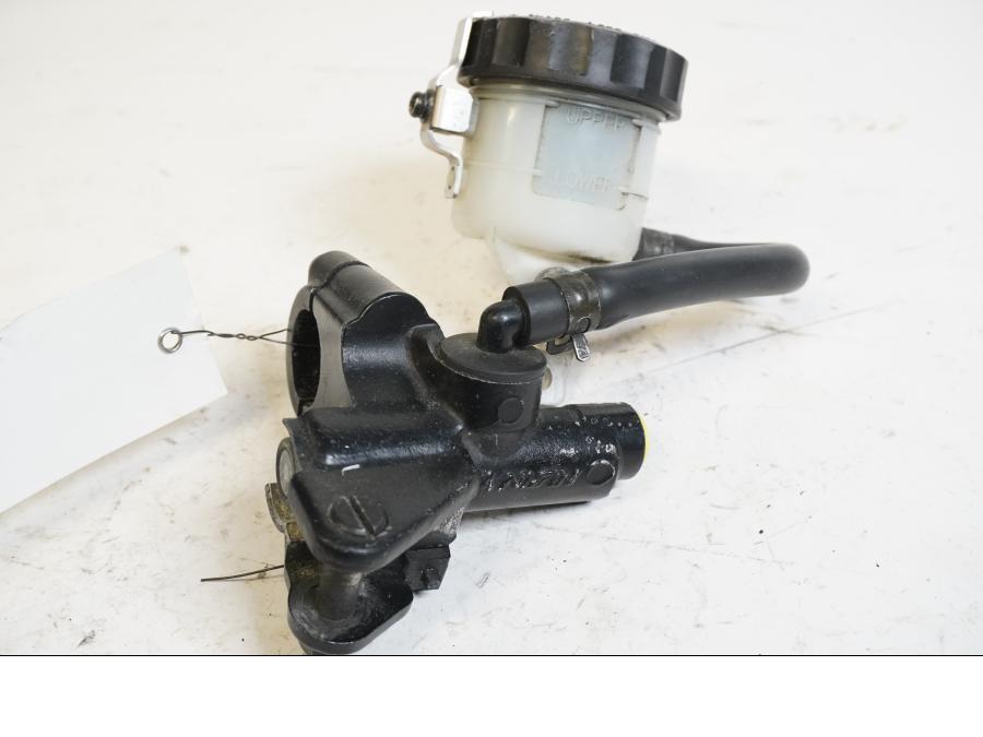 Framsidan på Bromshuvudcylinder från en Triumph Daytona 650 -2005 motorcykel.