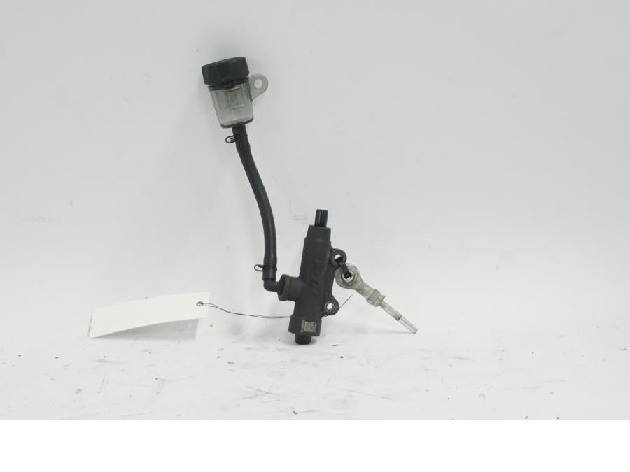 Framsidan på Bromshuvudcylinder från en KTM 790 Duke -2018 motorcykel.