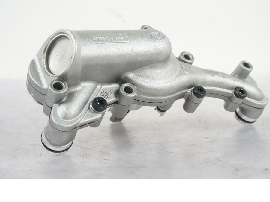 Vänster sida på Vattenpump från en BMW R 1200 GSA -2014 motorcykel.