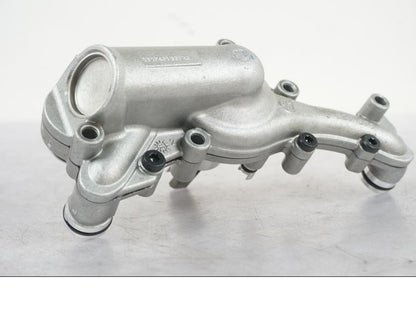 Vänster sida på Vattenpump från en BMW R 1200 GSA -2014 motorcykel.