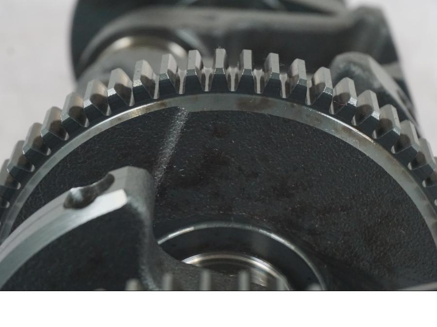 Snett nerifrån på Vevaxel från en Kawasaki Z 900 -2019 motorcykel.