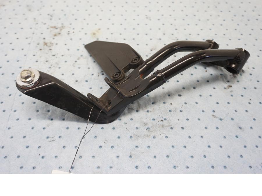 Framsidan på Fotpinnefäste från en KTM 125 Duke -2017 motorcykel.