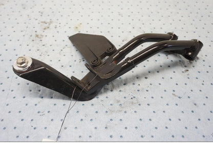 Framsidan på Fotpinnefäste från en KTM 125 Duke -2017 motorcykel.