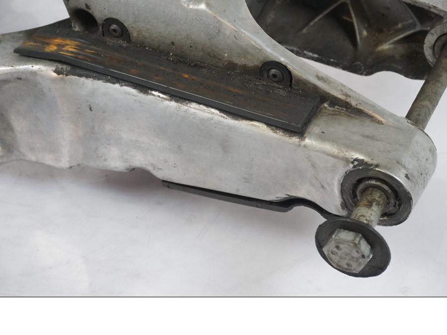 Baksidan på Sving från en Aprilia RS 125 -2000 motorcykel.