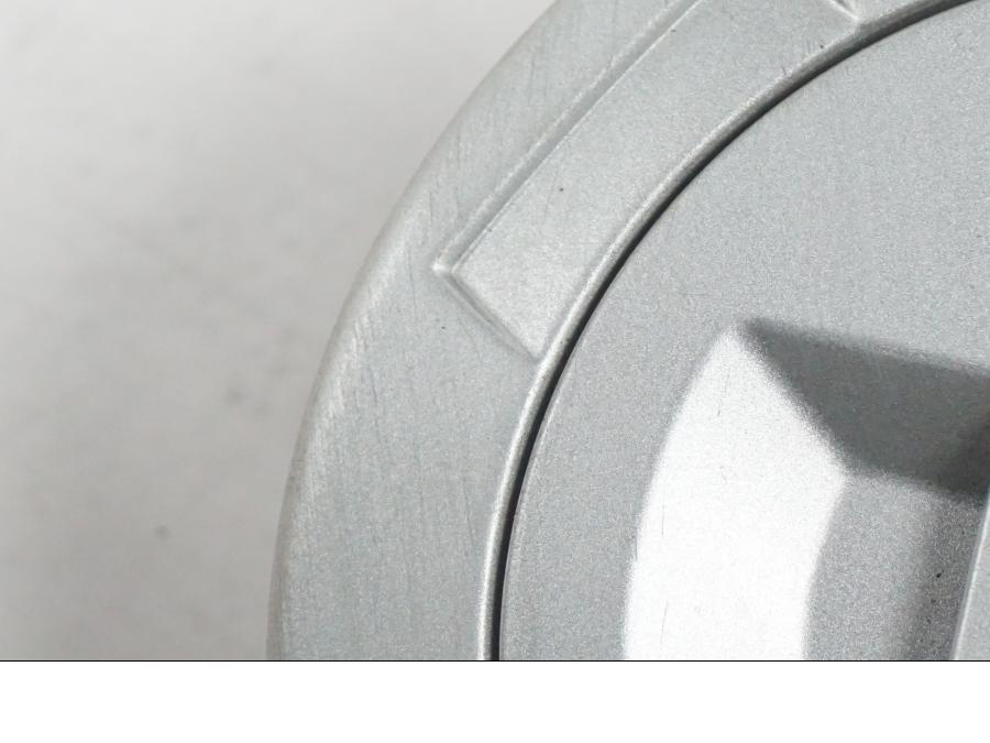 Snett uppifrån på <p>Låssats från BMW F 800 R 2011.</p>

<p>Tändningslås, antenn, tanklock med repor, sadellås och 1st nyckel. Ytliga repor finns på tanklocket.</p> motorcykel.