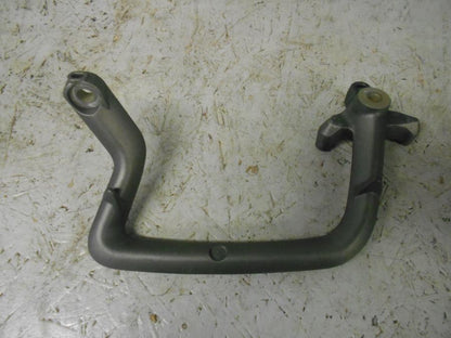 Baksidan på Passagerarhandtag från en Triumph Tiger 800 -2016 motorcykel.