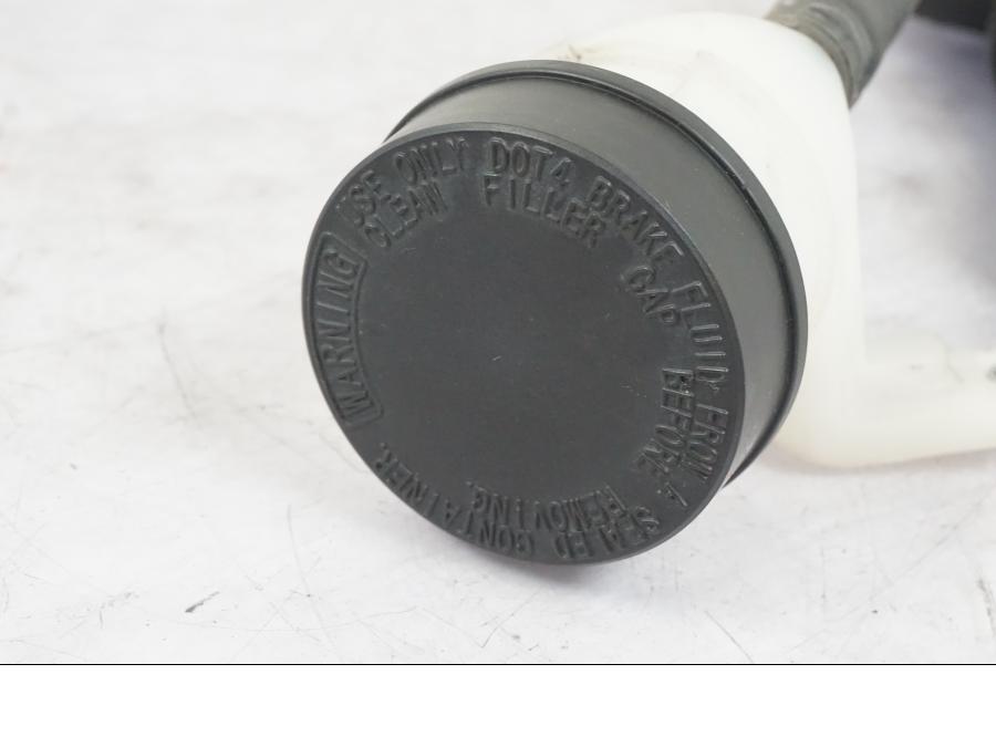 Snett nerifrån på Bromshuvudcylinder från en BMW R 1250 GS -2019 motorcykel.